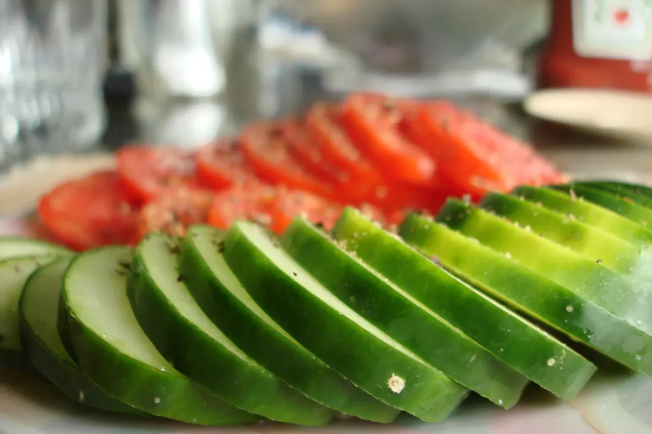 Rodelas de pepino e tomate num prato